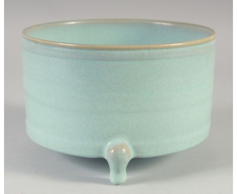 A LARGE CHINESE CELADON TRIPOD CENSER, 18cm high.