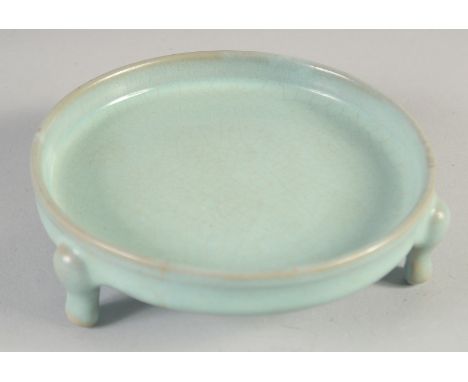 A CHINESE RU WARE STYLE TRIPOD DISH, 14cm diameter.