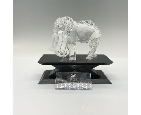 This SCS piece, part of the Inspiration Africa trilogy, is crafted from clear crystal with frosted crystal tusks, depicting a