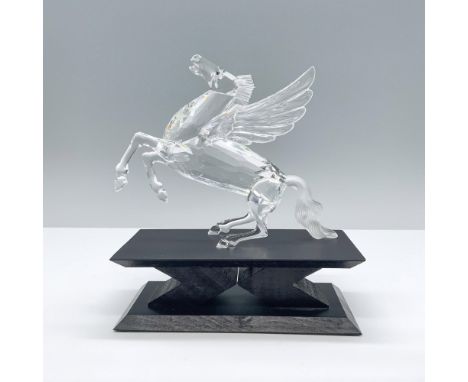 Annual edition clear faceted crystal figure is the final piece of the Fabulous Creatures trilogy. Body is rearing up for flig
