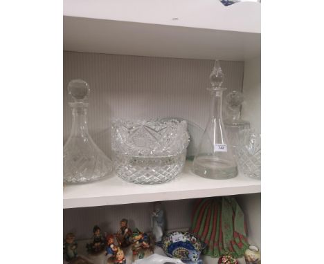 Shelf of crystal wares etc. 