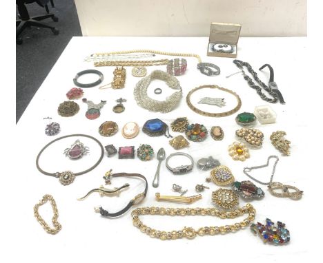 Selection of vintage and later ladies costume jewellery to include brooches, bangle, necklaces, watches (untested) etc