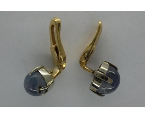 Pair of 18ct gold, star sapphire set cufflinks, L: 20 mm, 4.2g. P&amp;P Group 1 (£14+VAT for the first lot and £1+VAT for sub