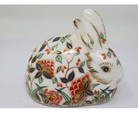 Royal Crown Derby collectors guild Meadow Rabbit paperweight with gold stopper, no cracks or chips, H: 80 mm. P&amp;P Group 1