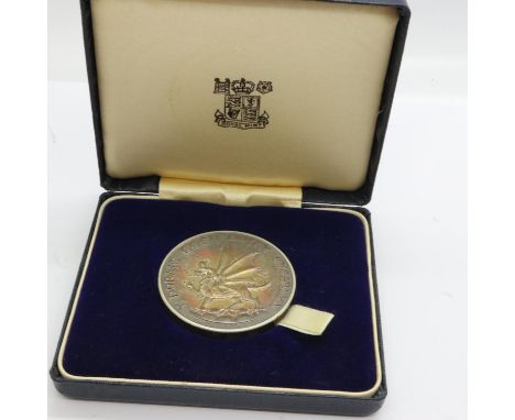 Hallmarked silver 1969 Prince of Wales Investiture commemorative medal, 70g, boxed. P&amp;P Group 1 (£14+VAT for the first lo