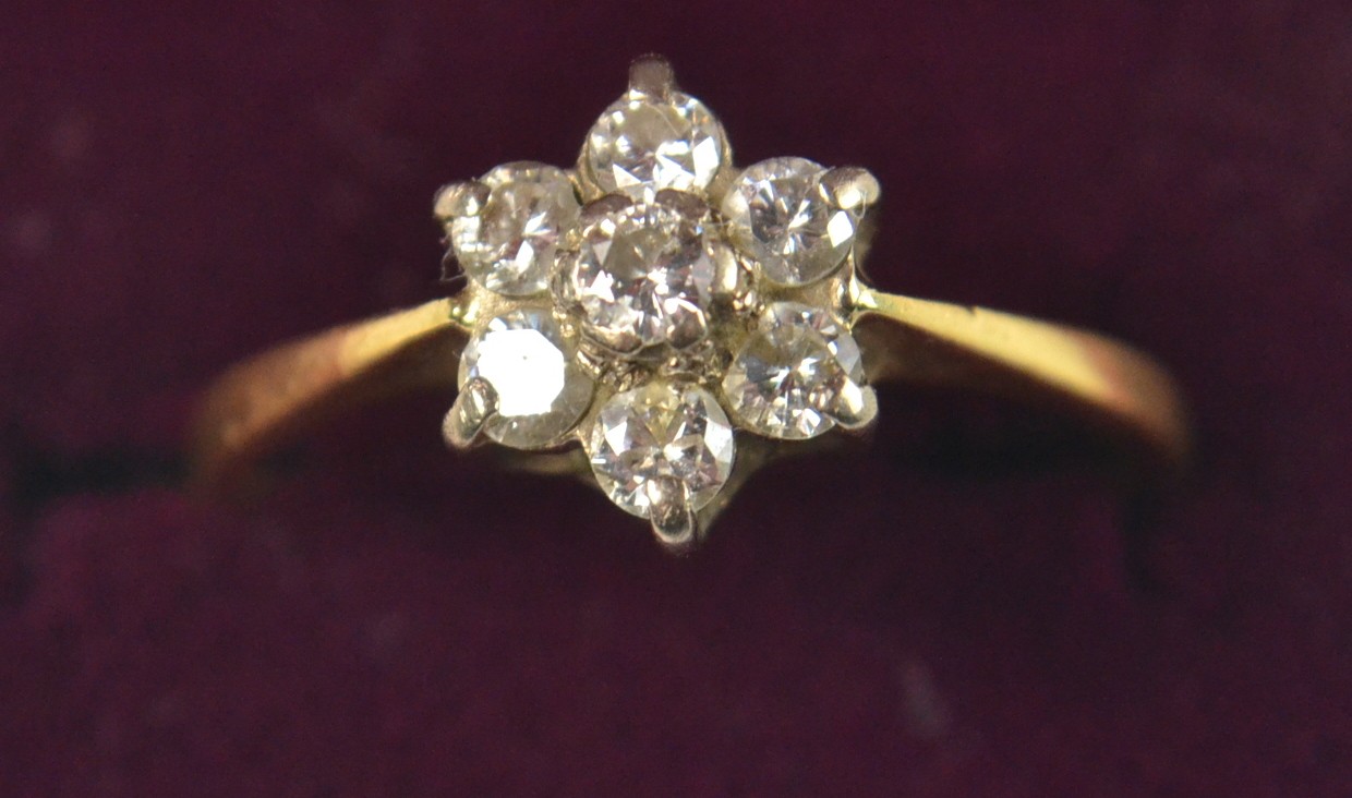 Vintage 18ct gold ring with 7 diamond flower head design size P/N