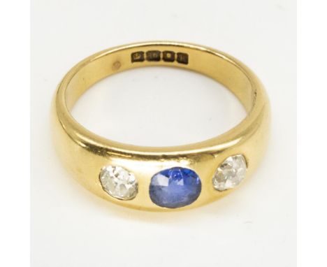 Edw.VII hallmarked 18ct yellow gold diamond and sapphire ring, round cut sapphire flanked by two round cut diamonds in rub ov