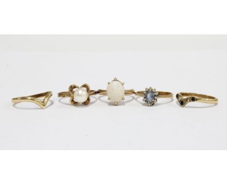 Five 9ct gold rings to include two of wishbone design, an opal dress ring, pearl and gemset examples, in sizes J to L (5) 