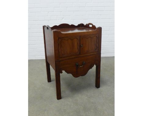 Georgian mahogany tray top commode, 56 x 69 x 46cm. 