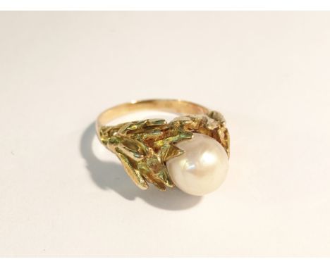 An 18ct gold ring set cultured pearl, hall marked Sheffield 1903/04, gross weight 7.8 gms
