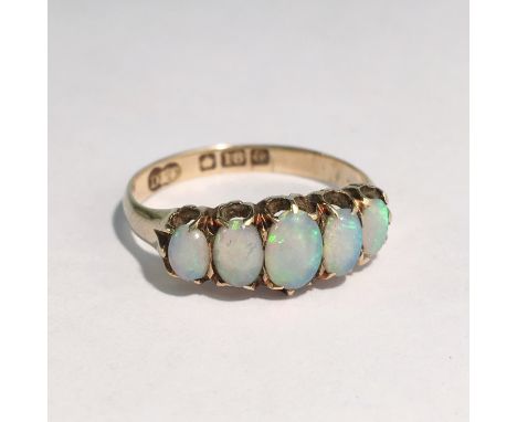An 18ct gold ring set 5 opals, size K