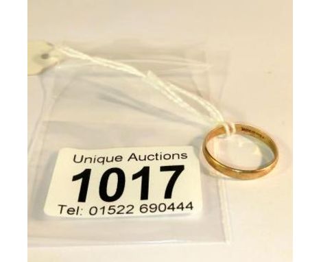 A 9ct gold wedding ring, size S