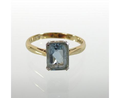 An 18 carat gold aquamarine ring