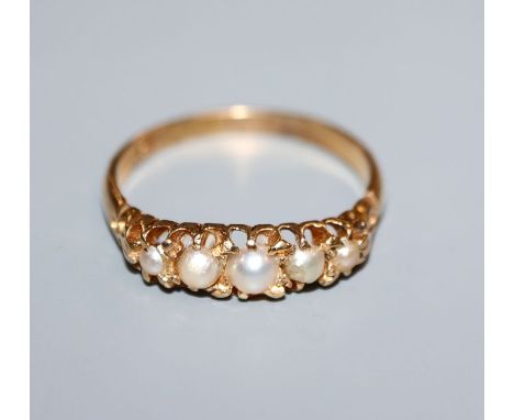 An early 20th century 18ct yellow metal and graduated split pearl set half hoop ring, size M.