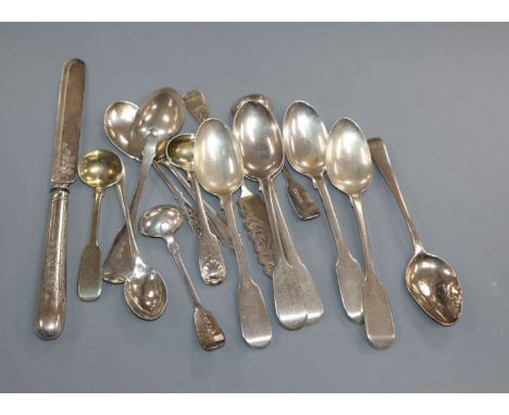 Sixteen items af assorted small mainly silver items of flatware, 8 oz.