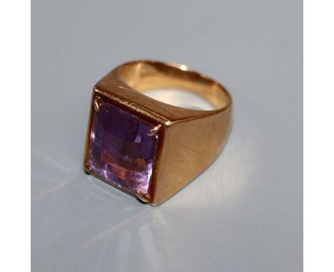 An 18ct gold and amethyst ring, size J.