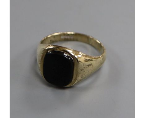 A 9ct gold and black onyx signet ring, size T