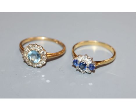 An 18ct gold sapphire ring and an 18ct gold, aquamarine and diamond cluster set ring.