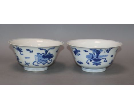 A pair of Chinese Kangxi blue and white 'hundred antique' pattern bowls diameter 15cm
