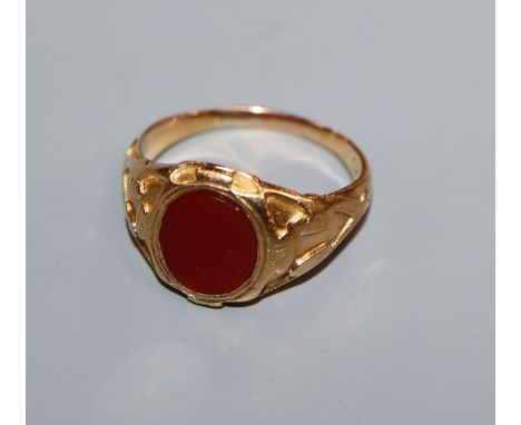 An early 20th century 18ct gold and carnelian set signet ring, size O.