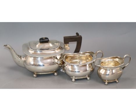 A George V silver three piece tea set, Birmingham, 1924, gross 36 oz.