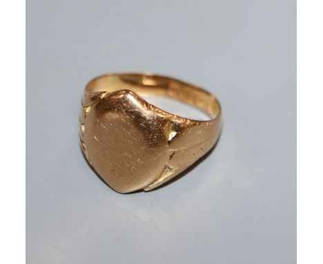 An Edwardian 18ct gold signet ring, size M/N.