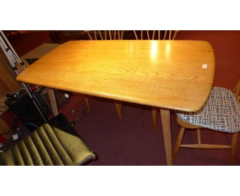 An Ercol dining table. H.72cm L.135cm W.70cm 