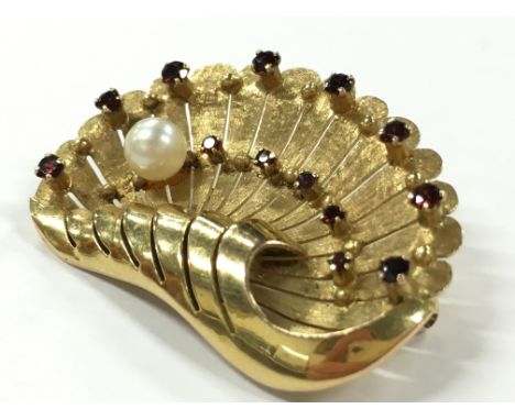 A 9 carat gold garnet and pearl brooch (9.2 grams).
(R1)