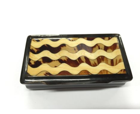 An early 19th century horn snuff box with ivory and tortoiseshell lid.
