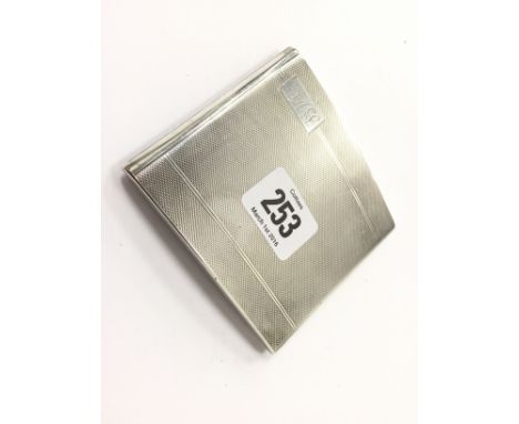 An engine turned silver concave cigarette case (140 grams).