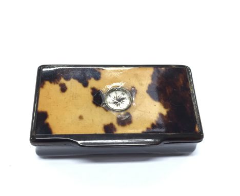 A horn and tortoiseshell snuff box with inset compass to lid (glass missing to latter).