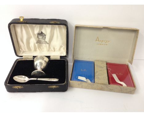 An Elkington & Co silver plated egg cup and spoon in original presentation case together with unopened pair of packs of playi