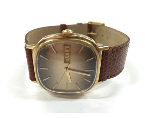 A Gents Rotary 9 carat gold cased wristwatch with day and date aperture.
