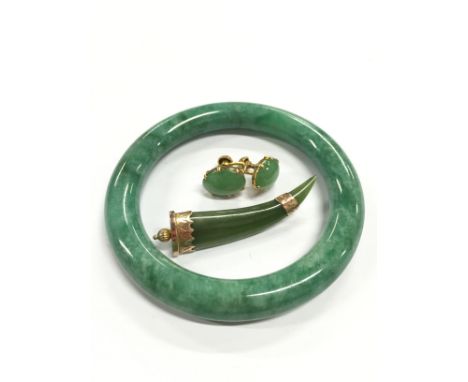 A Jade Bangle together with a Jade Brooch and a pair of Jade Earrings.
(R27)