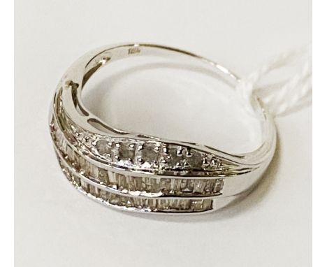 18CT GOLD THREE LINE DIAMOND RING BAGUETTES &amp; ROUND CUTS - SIZE O
