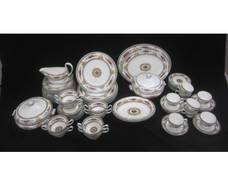 Wedgwood Columbia Pattern W595 Bone China Dinner Service: 8 dinner plates 10 3/4", 8 plates 9", 8 plates 8", 8 2 handled soup
