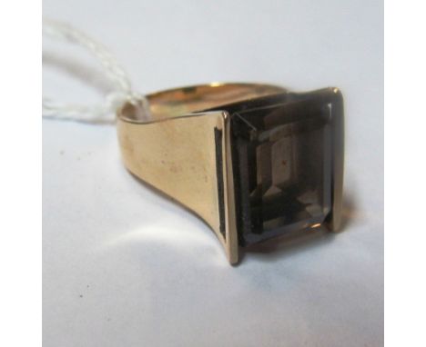 A 9ct gold ring set brown quartz (all in 6.6g) Size K