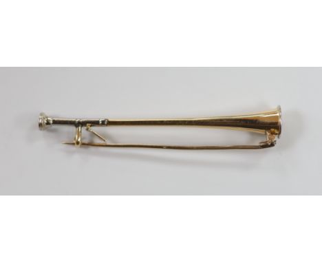 An early 20th century yellow and white metal hunting horn brooch, 56mm, 3.7 grams.