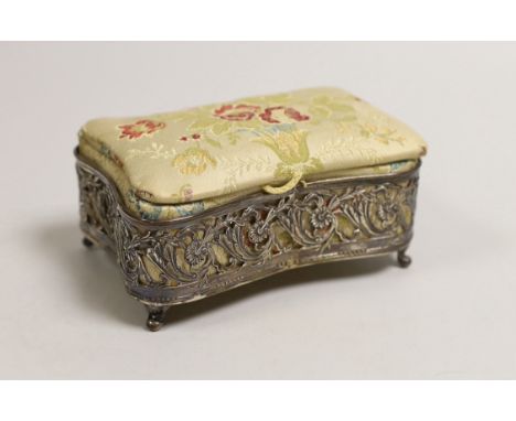 An Edwardian silver mounted fabric pin cushion/trinket box, Joseph Gloster Ltd, Birmingham, 1907, 12.8cm.