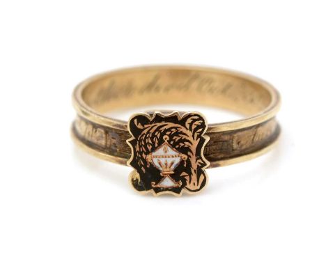 A Georgian enamel mourning ring, the main plaque decorated with white and black enamel urn under willow, engraved interior ba