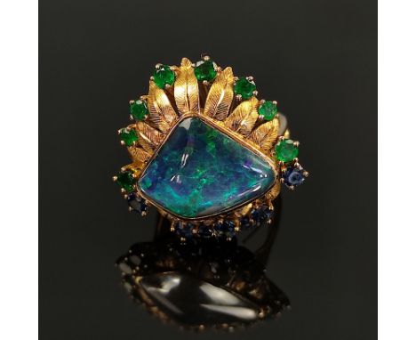 Design-Opal-Ring, 750/18K Gelbgold, 12,45g, mittig Opal-Dublette von schönem Farbenspiel, darum als Federn ausgearbeitete Ele