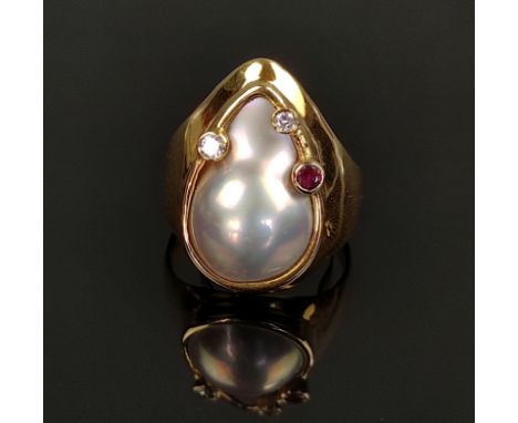 Design Ring, Sven Boltenstern, Wien, 750/18K Gelbgold, Gesamtgewicht 11,7g, mittig Element mit großer Mabé-Perle, darunter zw