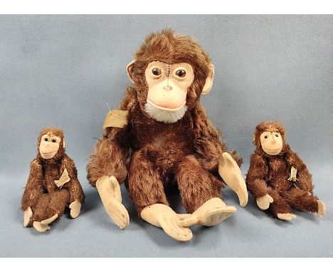 Steiff-Affen, US-Zone, 3 Stück, bestehend aus einem großen Affen, 5324, Höhe 27cm, und zwei kleinen Affen, Höhe ca. 12cm, all