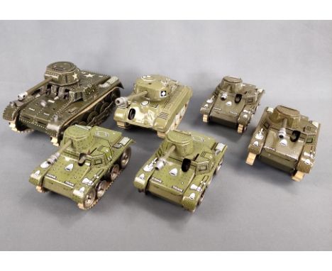 Konvolut Gama Panzer, 6 Stück, Blech, bestehend aus M98, T60 und weiteren, lassen sich alle aufziehen, einer ohne Gummiketten