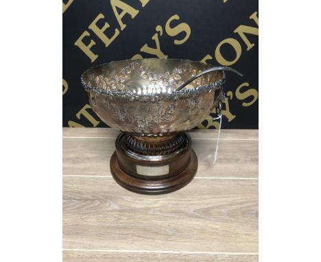THE LADBROKES BOLDBOY SPRINT HANDICAP NEWMARKET 14TH APRIL 1994 ELECTROPLATED PUNCH BOWL AND LADLE 30CM DIAMETER WITH LION MA