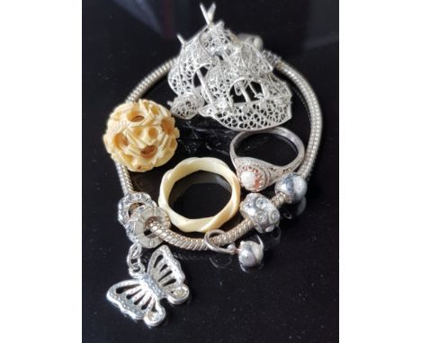 MISCELLANEOUS JEWELLERY ITEMS INCLUDES CAMEO RING AND SHIPS BROOCH ETC