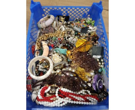 A BOX CONTAINING ASSORTED COSTUME JEWELLERY INC MOTHER OF PEARL EFFECT BANGLE