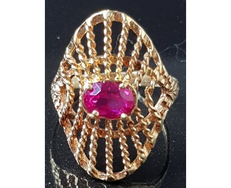 18CT YELLOW GOLD RING WITH RED CENTRE STONE 4.4G GROSS SIZE O