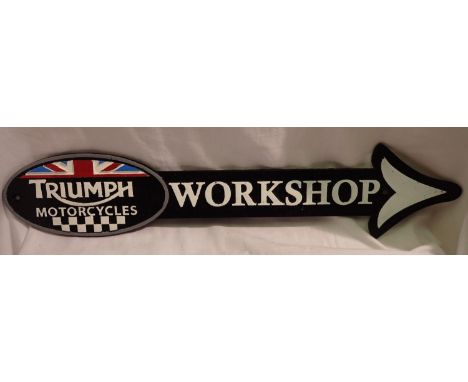 Cast iron Triumph Motorcycles workshop arrow, W: 40 cm. P&amp;P Group 1 (£14+VAT for the first lot and £1+VAT for subsequent 