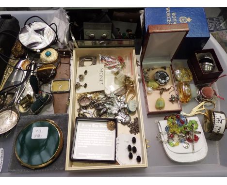 Large quantity of mixed collectables and costume jewellery. P&amp;P Group 3 (£25+VAT for the first lot and £5+VAT for subsequ